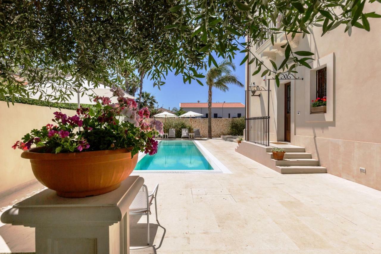Villa Raphael Avola Exteriör bild