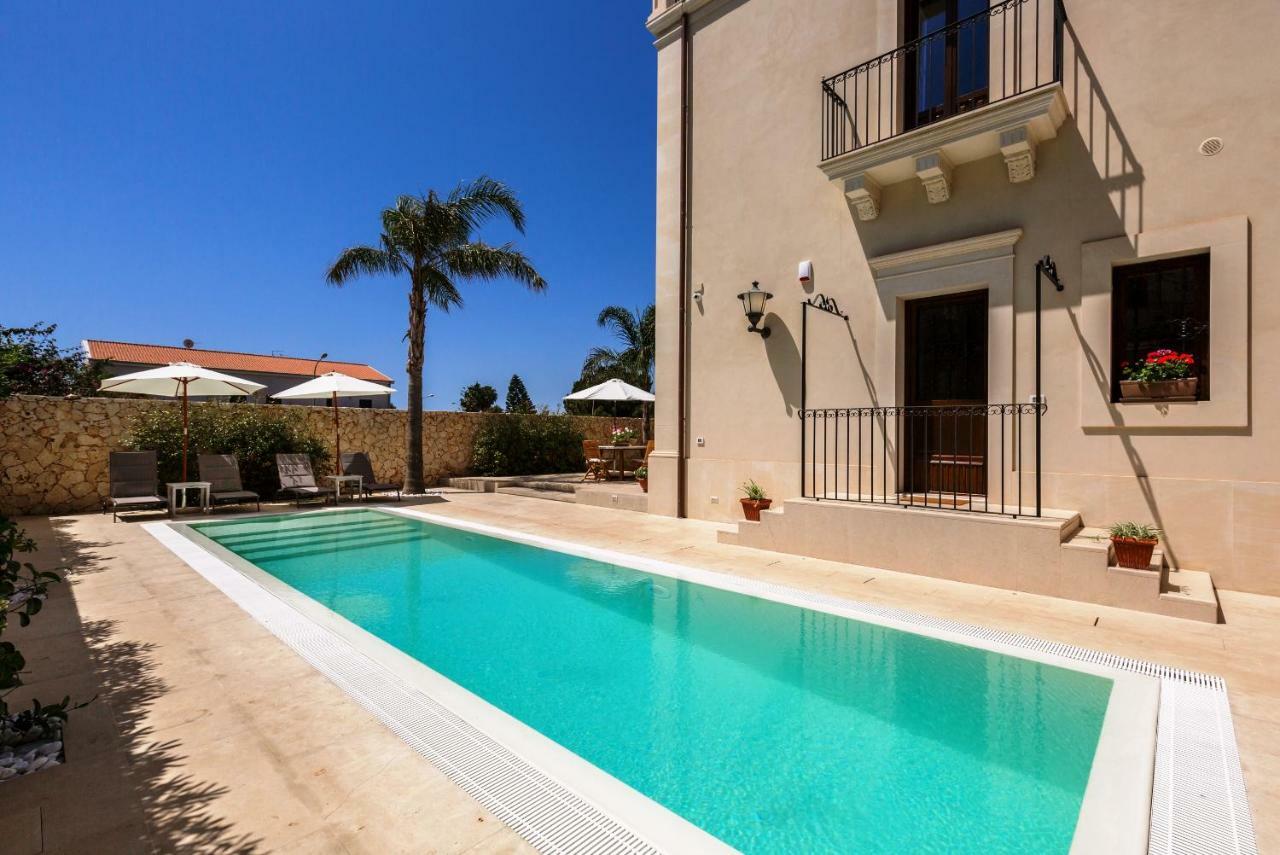 Villa Raphael Avola Exteriör bild