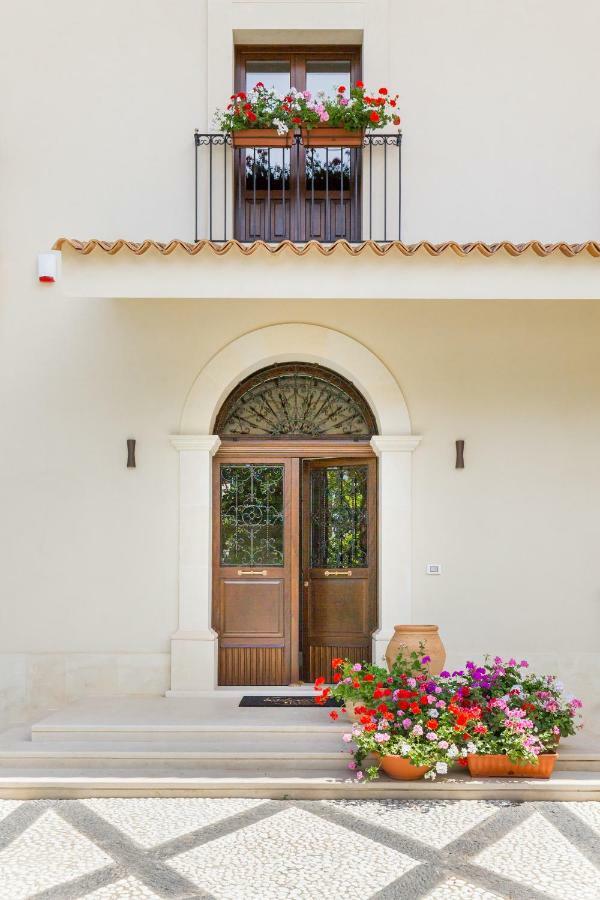 Villa Raphael Avola Exteriör bild